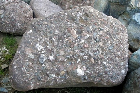 Kamenclub.ru: Конгломераты фр. 300-1000 мм.  купить в Балашихе кварц мрамор диабаз коричневый, серый зеленоватый речной валун крупный 6500 руб/т   фото КАМЕНЬ КЛУБ