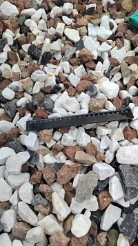 Kamenclub.ru: Мраморная крошка (щебень крошка микс : белый-черный-розовый) фр. 20-40 мм.  купить в Балашихе мрамор белый, черный, розовый декоративная ландшафтная крошка 12000 руб/т   фото КАМЕНЬ КЛУБ