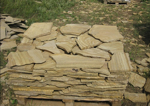 Kamenclub.ru: Песчаник пластушка желтый с разводом под дерево (2 см)  купить в Балашихе плитняк желтый с разводами, желтый, рыжий, серый песчаник пластушка рваная ландшафтная 11 000 руб/м3   фото КАМЕНЬ КЛУБ