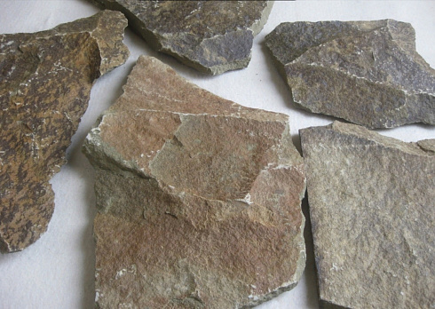 Kamenclub.ru: Песчаник пластушка "фонтанка" серо-зеленая (3,0-5,0 см)  купить в Балашихе песчаник серо-зеленая колотые плитки облицовочные пластушки 11400 руб/м3   фото КАМЕНЬ КЛУБ