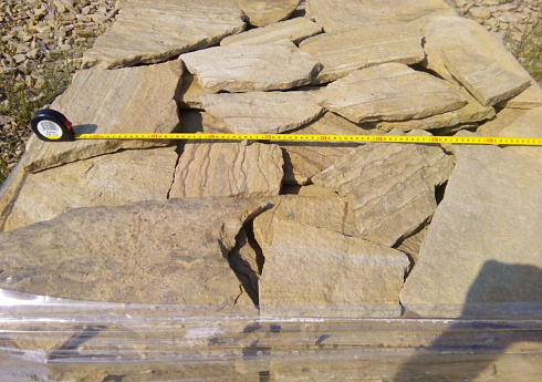 Kamenclub.ru: Песчаник пластушка желтый с разводом под дерево (2 см)  купить в Балашихе плитняк желтый с разводами, желтый, рыжий, серый песчаник пластушка рваная ландшафтная 11 000 руб/м3   фото КАМЕНЬ КЛУБ