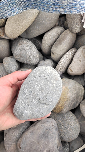 Kamenclub.ru: Галька речная окат (темно-серая) фр. 70-150 мм. купить  в Балашихе галька речная темно-серая, синяя, серая речная галька округлая  8000 руб/т   фото КАМЕНЬ КЛУБ