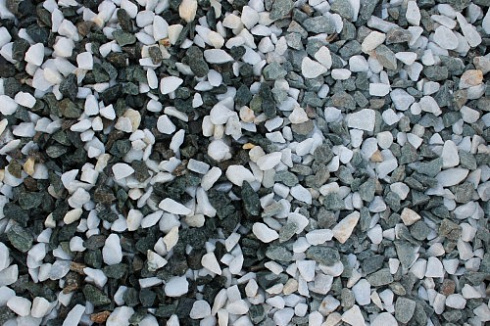 Kamenclub.ru: Мраморная крошка (щебень крошка микс: белый-зеленый) фр. 10-20 мм.  купить в Балашихе мрамор белый, зеленый каменная ландшафтная декоративная крошка щебня 9500 руб/т   фото КАМЕНЬ КЛУБ
