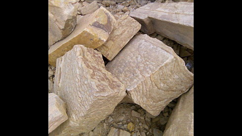 Kamenclub.ru: Песчаник пластушка желтый с рисунком (4-6 см)  купить в Балашихе плитняк пластушка желтый с рисунком песчаник 9 000 руб/м3   фото КАМЕНЬ КЛУБ