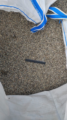 Kamenclub.ru: Галька речная окат (серая) фр.3-5 мм купить  в Балашихе галька речная серая бежевый темно-серый окатанный речной камень округлый 9500 руб/т   фото КАМЕНЬ КЛУБ