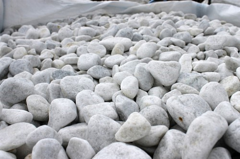 Kamenclub.ru: Мраморная крошка (щебень галтованный белый), фр.20-40 мм.  купить в Балашихе мрамор белый бежевый молочный мраморный щебень декоративный 17000 руб/т   фото КАМЕНЬ КЛУБ