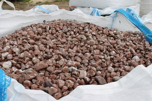 Kamenclub.ru: Мраморная крошка (щебень галтованный розовый) фр.10-20 мм.  купить в Балашихе мрамор розовый, красный ландшафтный декоративный окатанный округлый щебень 15000 руб/т   фото КАМЕНЬ КЛУБ