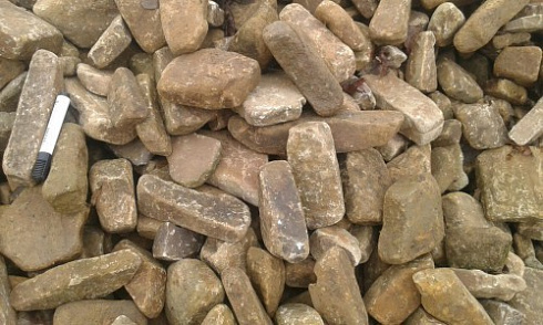 Kamenclub.ru: Песчаник для строительства и кладки блочный (фр 100-200 мм)  купить в Балашихе песчаник бежевый серый рыжий валун мелкий для строительства песчаник 6500 руб/т   фото КАМЕНЬ КЛУБ