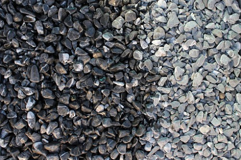 Kamenclub.ru: Щебень галтованный черный (мрамор) фр.10-20 мм.  купить в Балашихе мрамор черный с белыми прожилками, черный, белый окатанный округлый ландшафтный декоративный щебень 15000 руб/т   фото КАМЕНЬ КЛУБ