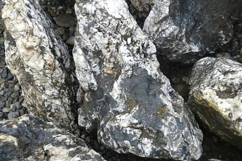 Kamenclub.ru: Черный гранит - кварцит фр. 500-1000 мм.  купить в Балашихе гранит кварцит черный серый белый скальный колотый валун 9750 руб/т   фото КАМЕНЬ КЛУБ