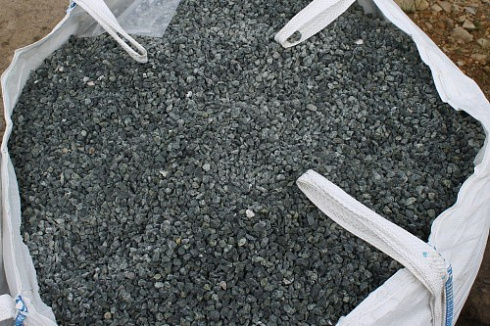 Kamenclub.ru: Щебень крошка зеленый (змеевик) фр. 10-20 мм.  купить в Балашихе змеевик зеленый, салатовый декоративная ландшафтная каменная крошка щебня 7 200 руб/т   фото КАМЕНЬ КЛУБ