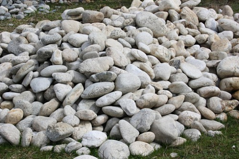 Kamenclub.ru: Бело-серый валунчик фр.100-300 мм.  купить в Балашихе крупный камень для ландшафта серый, белый бело-серый валун крупная галька 4500 руб/т   фото КАМЕНЬ КЛУБ