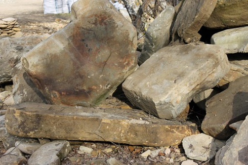 Kamenclub.ru: Песчаник плиты - плахи - пошаговые дорожки (фр. 70-150 мм)  купить в Балашихе песчаник серый бежевый желтый зеленый колотый песчаник строительный 6500 руб/т   фото КАМЕНЬ КЛУБ