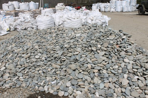 Kamenclub.ru: Галька речная плоская (ассорти) фр. 70-150 мм. купить  в Балашихе галька галечник серый белый темно-серый синий светло-серый плоская природная галька  9000 руб/т   фото КАМЕНЬ КЛУБ