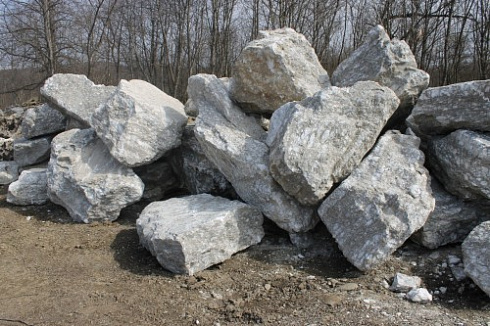 Kamenclub.ru: Мраморизированный известняк фр.500-1500 мм.  купить в Балашихе    10000 руб/т   фото КАМЕНЬ КЛУБ