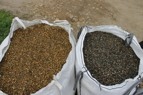 Kamenclub.ru: Галька окат (серо-желтая) фр.10-20 мм. купить  в Балашихе галька серо-желтая, рыжая, серый речная окатанная округлая галька 5000 руб/т   фото КАМЕНЬ КЛУБ