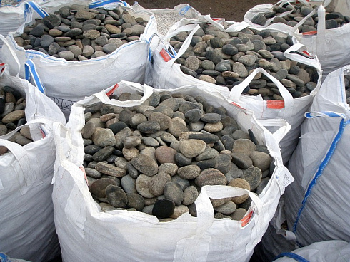 Kamenclub.ru: Галька речная плоская (ассорти) фр. 100-200-300 мм. купить  в Балашихе галька плоская разноцветная серый белый темно-серый синий речная галька ландшафтная 8000 руб/т   фото КАМЕНЬ КЛУБ