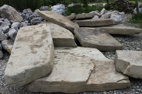 Kamenclub.ru: Песчаник плиты - плахи - пошаговые дорожки (фр. 70-150 мм)  купить в Балашихе песчаник серый бежевый желтый зеленый колотый песчаник строительный 6500 руб/т   фото КАМЕНЬ КЛУБ