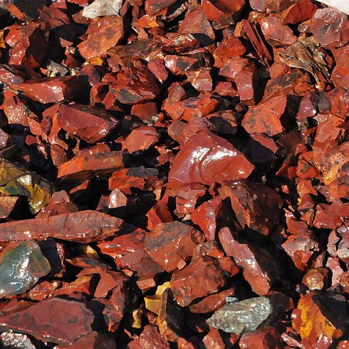 Kamenclub.ru: Щебень крошка красный (ЯШМА) фр. 20-40 мм.  купить в Балашихе яшма красный, бордовый декоративный ландшафтный щебень 9000 руб/т   фото КАМЕНЬ КЛУБ