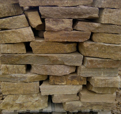 Kamenclub.ru: Песчаник пластушка желтый с рисунком (7-15 см)  купить в Балашихе плитняк - пластушка - бут желтый песчаник 10200 руб/м3   фото КАМЕНЬ КЛУБ