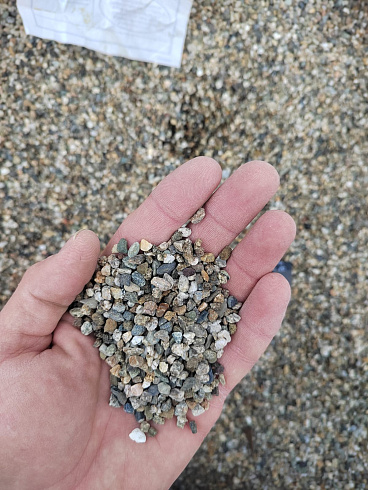 Kamenclub.ru: Галька речная окат (серая) фр.3-5 мм купить  в Балашихе галька речная серая бежевый темно-серый окатанный речной камень округлый 9500 руб/т   фото КАМЕНЬ КЛУБ