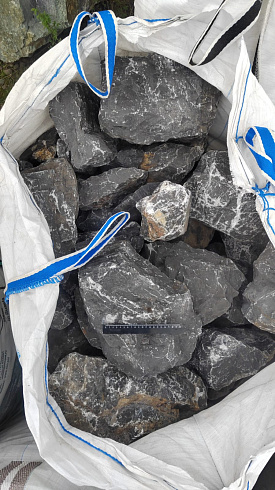 Kamenclub.ru: Черный мрамор скальник фр. 100-500 мм.  купить в Балашихе мрамор черный белый серый крупный колотый валун ландшафтный 8500 руб/т   фото КАМЕНЬ КЛУБ