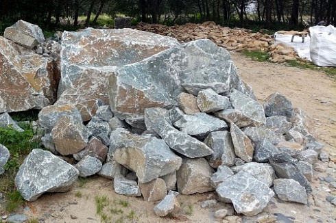 Kamenclub.ru: Гранит скальник (серо-зеленый) фр. 500-1500 мм.  купить в Балашихе гранит мрамор  серый зеленый темно-серый глыба скальная колотая ландшафтная 7 500 руб/т   фото КАМЕНЬ КЛУБ