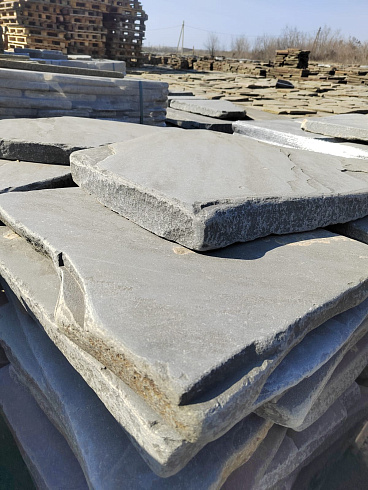 Kamenclub.ru: Песчаник пластушка светло-серый (4,0 - 6,0 см)  купить в Балашихе плитняк - пластушка светло-серый песчаник 12600 руб/м3   фото КАМЕНЬ КЛУБ