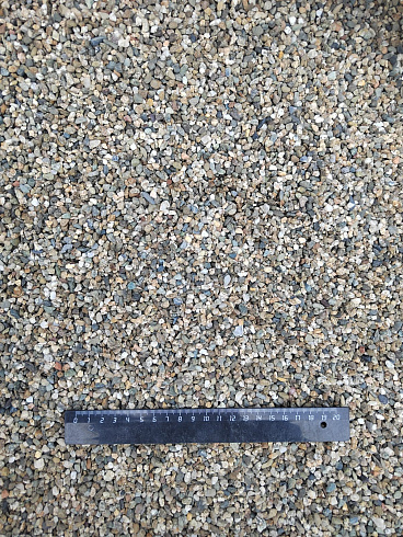 Kamenclub.ru: Галька речная окат (серая) фр.3-5 мм купить  в Балашихе галька речная серая бежевый темно-серый окатанный речной камень округлый 9500 руб/т   фото КАМЕНЬ КЛУБ