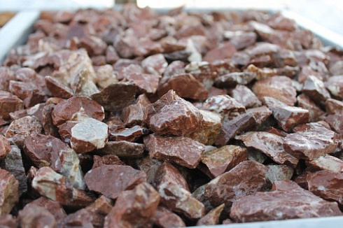 Kamenclub.ru: Мраморная крошка (щебень крошка розовый) фр. 20-40 мм.  купить в Балашихе мрамор розовый, красный мраморная крошка декоративная 11000 руб/т   фото КАМЕНЬ КЛУБ