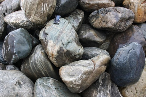 Kamenclub.ru: Речной валун Кабанчик фр.300-500 мм.  купить в Балашихе крупный природный камень галька серый, темно-серый речной валун галечник масштабный 7000 руб/т   фото КАМЕНЬ КЛУБ