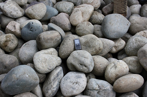 Kamenclub.ru: Темно-серый валунчик фр.100-300 мм.  купить в Балашихе крупный природный камень серый, темно-серый, светло-серый речная галька большого размера окатанная 4500 руб/т   фото КАМЕНЬ КЛУБ