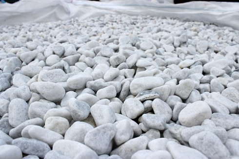 Kamenclub.ru: Мраморная крошка (щебень галтованный белый) фр.10-20 мм.  купить в Балашихе мрамор белый, молочный, айвори окатанный округлый декоративный ландшафтный щебень 17000 руб/т   фото КАМЕНЬ КЛУБ