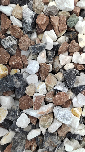 Kamenclub.ru: Мраморная крошка (щебень крошка микс : белый-черный-розовый) фр. 20-40 мм.  купить в Балашихе мрамор белый, черный, розовый декоративная ландшафтная крошка 12000 руб/т   фото КАМЕНЬ КЛУБ