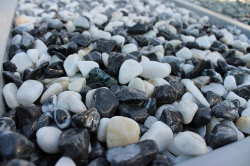 Kamenclub.ru: Мраморная крошка (щебень галтованный микс:белый-черный) фр.10-20 мм.  купить в Балашихе мрамор белый, черный окатанные округлые декоративные ландшафтные камни щебня 15500 руб/т   фото КАМЕНЬ КЛУБ