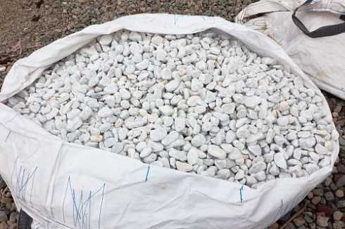 Kamenclub.ru: Мраморная крошка (щебень галтованный белый), фр.20-40 мм.  купить в Балашихе мрамор белый бежевый молочный мраморный щебень декоративный 17000 руб/т   фото КАМЕНЬ КЛУБ