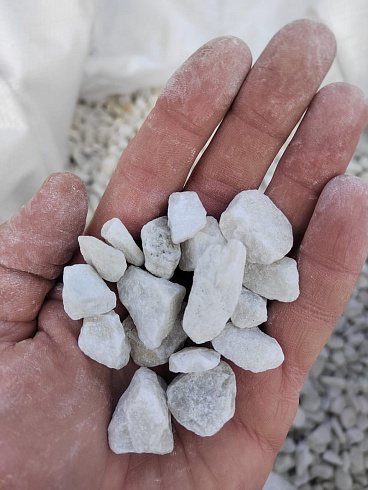 Kamenclub.ru: Мраморная крошка, щебень, цвет-белый, фр. 10-20 мм.  купить в Балашихе мрамор белый, молочный айвори каменная ландшафтная декоративная крошка шебня 12000 руб/т   фото КАМЕНЬ КЛУБ