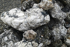 Kamenclub.ru: Черный гранит - кварцит фр. 500-1000 мм.  купить в Балашихе гранит кварцит черный серый белый скальный колотый валун 9750 руб/т   фото КАМЕНЬ КЛУБ