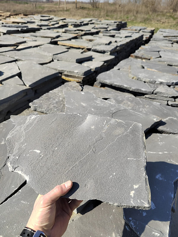 Kamenclub.ru: Песчаник пластушка светло-серый (2,0 см)  купить в Балашихе плитняк- ластушка светло-серый, серый рваный ландшафтный плитняк колотый 13800 руб/м3   фото КАМЕНЬ КЛУБ