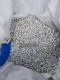 Kamenclub.ru: Мраморная крошка, щебень, цвет-белый, фр. 10-20 мм.  купить в Балашихе мрамор белый, молочный айвори каменная ландшафтная декоративная крошка шебня 12000 руб/т   фото КАМЕНЬ КЛУБ