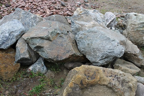 Kamenclub.ru: Змеевик скальник фр. 500-1500 мм.  купить в Балашихе змеевик зеленый серый черный глыба скальная колотая 7500 руб/т   фото КАМЕНЬ КЛУБ