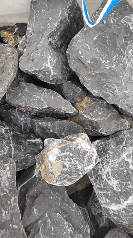 Kamenclub.ru: Черный мрамор скальник фр. 100-500 мм.  купить в Балашихе мрамор черный белый серый крупный колотый валун ландшафтный 8500 руб/т   фото КАМЕНЬ КЛУБ