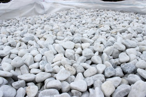 Kamenclub.ru: Мраморная крошка (щебень галтованный белый) фр.10-20 мм.  купить в Балашихе мрамор белый, молочный, айвори окатанный округлый декоративный ландшафтный щебень 17000 руб/т   фото КАМЕНЬ КЛУБ