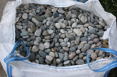 Kamenclub.ru: Галька речная окат (ассорти) фр. 50-100 мм. купить  в Балашихе галька природная округлая серая белая черная серая коричневая синяя галька речная окатанная округлая 6200 руб/т   фото КАМЕНЬ КЛУБ