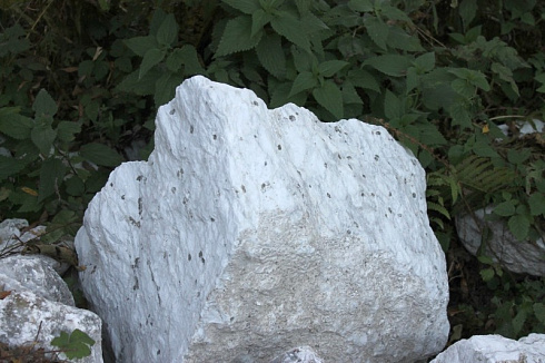 Kamenclub.ru: Мраморизированный известняк фр.500-1500 мм.  купить в Балашихе    10000 руб/т   фото КАМЕНЬ КЛУБ