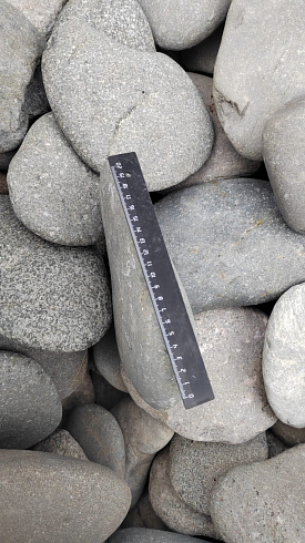 Kamenclub.ru: Галька речная плоская (темно-серая) фр. 70-150 мм. купить  в Балашихе галечник природный темно-серый серый синий речная плоская природная окатанная  9000 руб/т   фото КАМЕНЬ КЛУБ