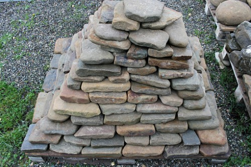 Kamenclub.ru: Песчаник галтованный для облицовки (фр. 2-5 см)  купить в Балашихе песчник рыжий желтый серый песчаник окатанный речной 6 000 руб/т   фото КАМЕНЬ КЛУБ