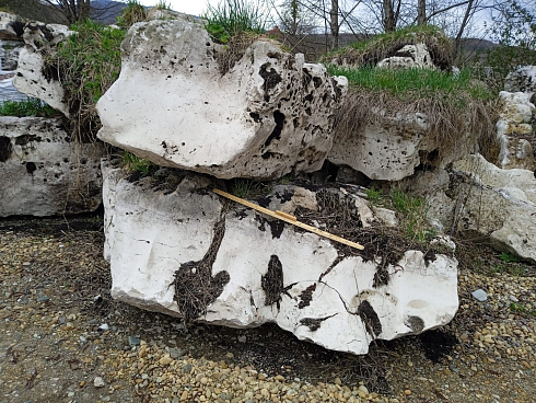 Kamenclub.ru: Выветренный известняк (степной) фр. 500-1500 мм.  купить в Балашихе    10000 руб/т   фото КАМЕНЬ КЛУБ