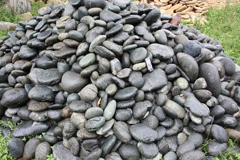 Kamenclub.ru: Темно-серый валунчик фр.100-300 мм.  купить в Балашихе крупный природный камень серый, темно-серый, светло-серый речная галька большого размера окатанная 4500 руб/т   фото КАМЕНЬ КЛУБ