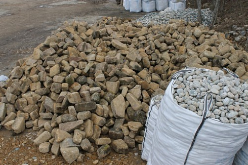 Kamenclub.ru: Песчаник для строительства и кладки блочный (фр 100-200 мм)  купить в Балашихе песчаник бежевый серый рыжий валун мелкий для строительства песчаник 6500 руб/т   фото КАМЕНЬ КЛУБ